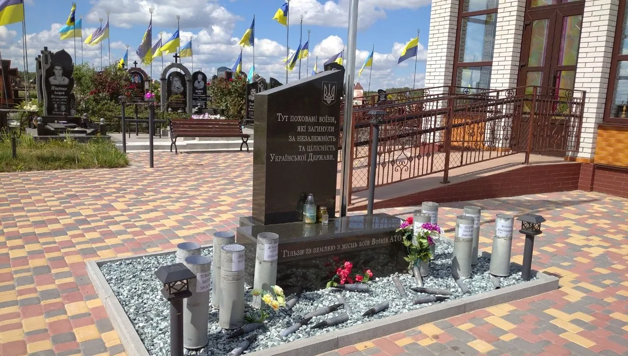 Rosjanie zdewastowali cmentarz pod Czernihowem