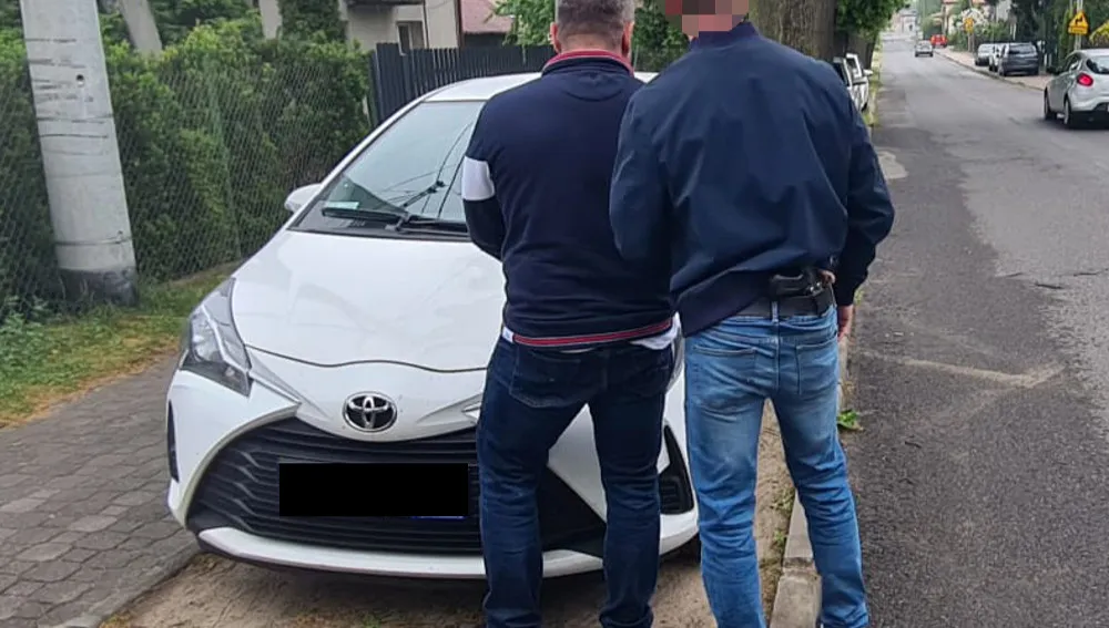 Nagi paser ukrył się w łóżku sąsiadki. Został zatrzymany. WIDEO