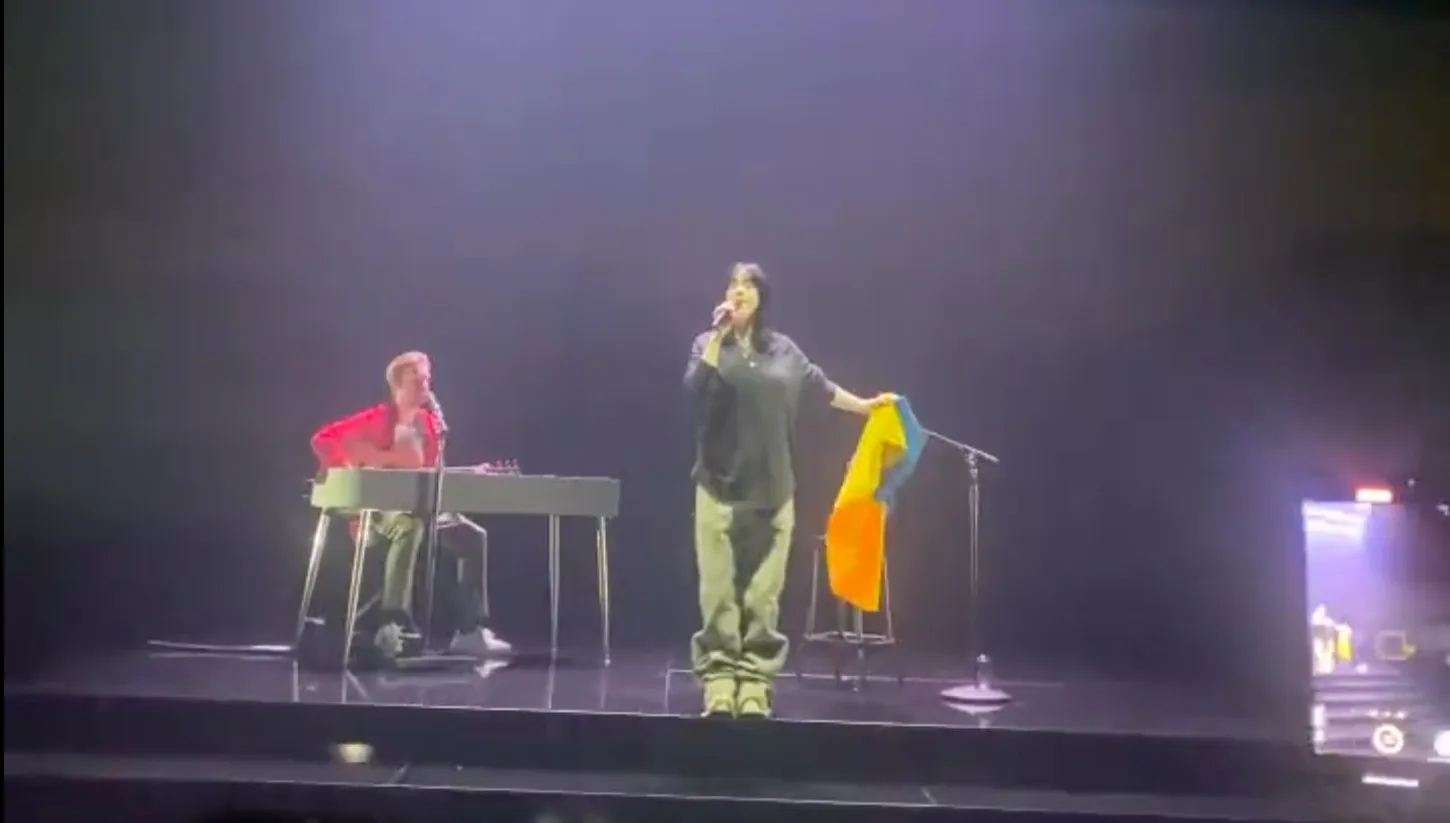 Billie Eilish zaskoczyła niemiecką widownię. Podczas koncertu w Bonn pocałowała ukraińską flagę