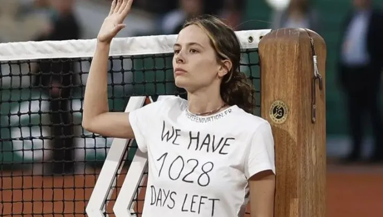 Aktywistka klimatyczna przykuła się do siatki podczas półfinału French Open