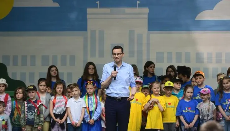 "Credo na całe życie - pomagajmy dzieciom i poświęcajmy im uwagę". Premier: Ta uwaga to miłość