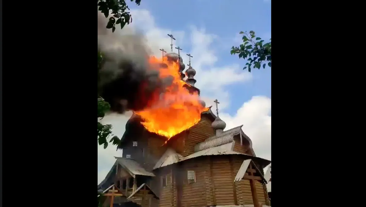 Rosjanie ostrzelali największą drewnianą świątynię Ukrainy. Ławra Świętogórska stanęła w płomieniach [WIDEO]
