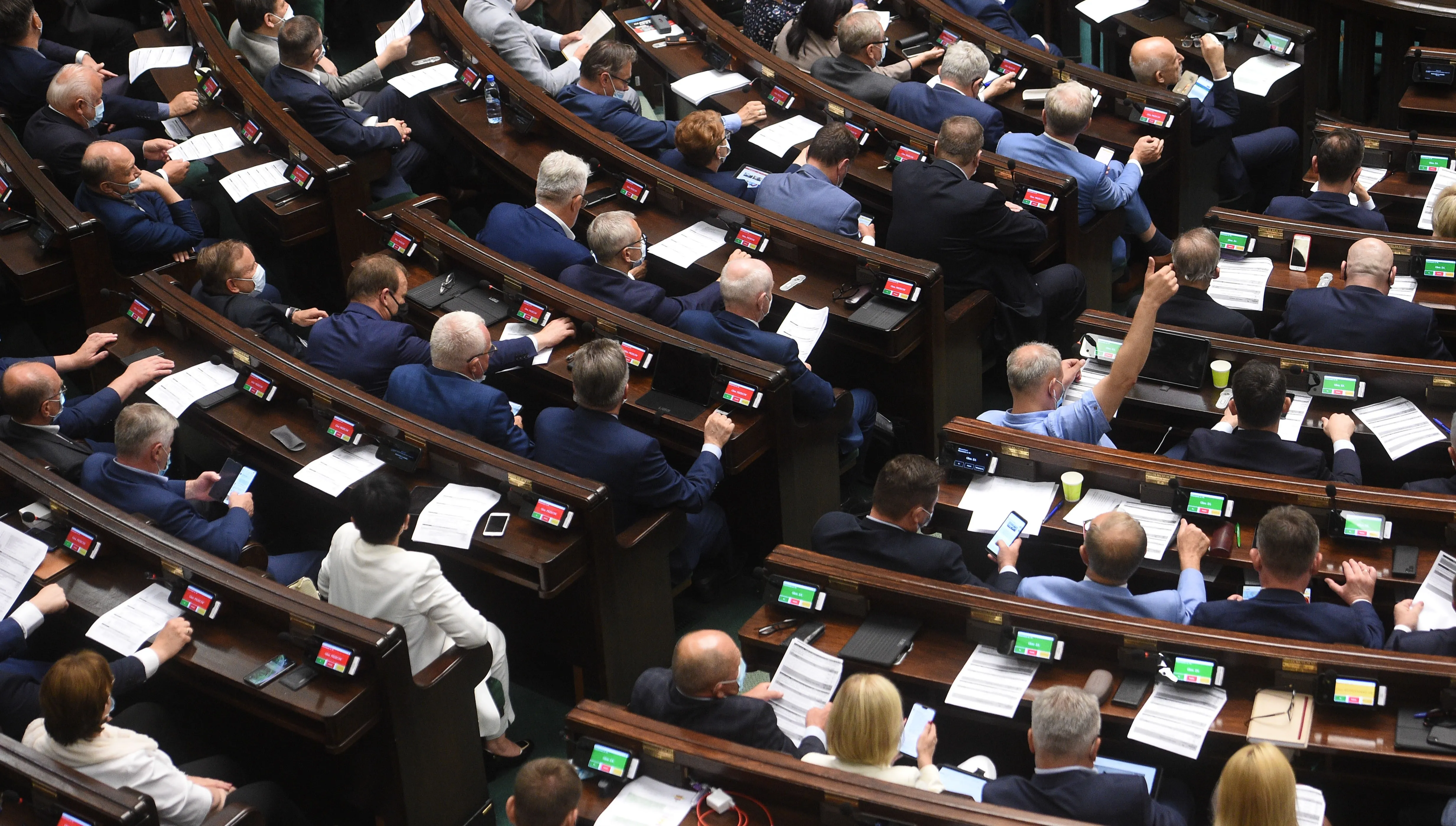 Była posłanka skazana za "głosowanie na dwie ręce"