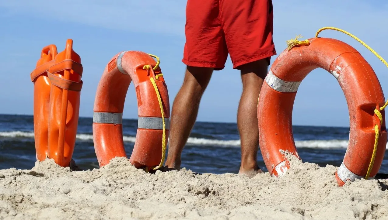 Pływanie pod okiem ratowników. Plaże przygotowują się do otwarcia sezonu letniego