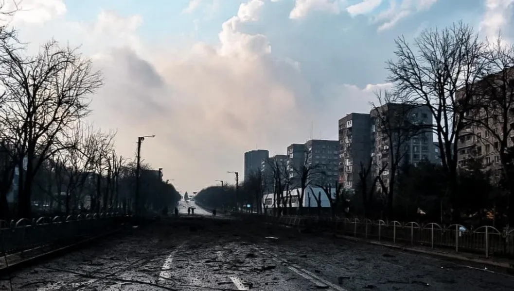 Żyją bez lodówek, pralek i telewizji. Mieszkańcom Mariupola pozwolono na zapalanie... jednej żarówki