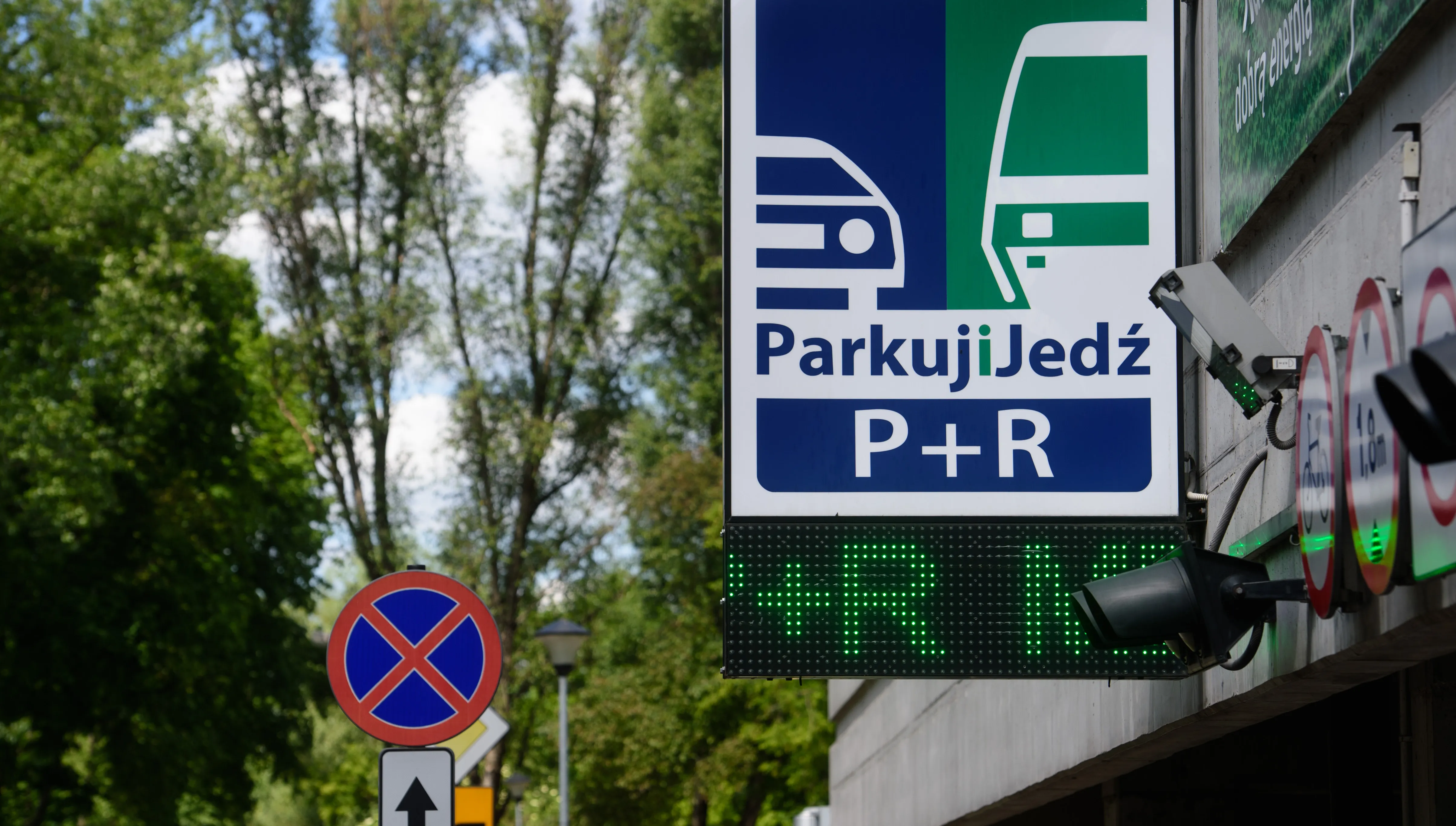 Parking w Warszawie za 11 mln zł. Parkuje tam kilka samochodów. Mieszkańcy apelowali, ale „władza wiedziała lepiej”