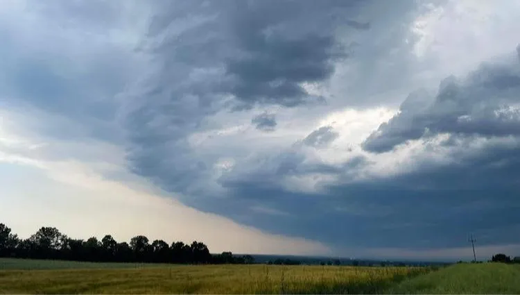 Burza zerwała dach z domu. Spadł na samochody
