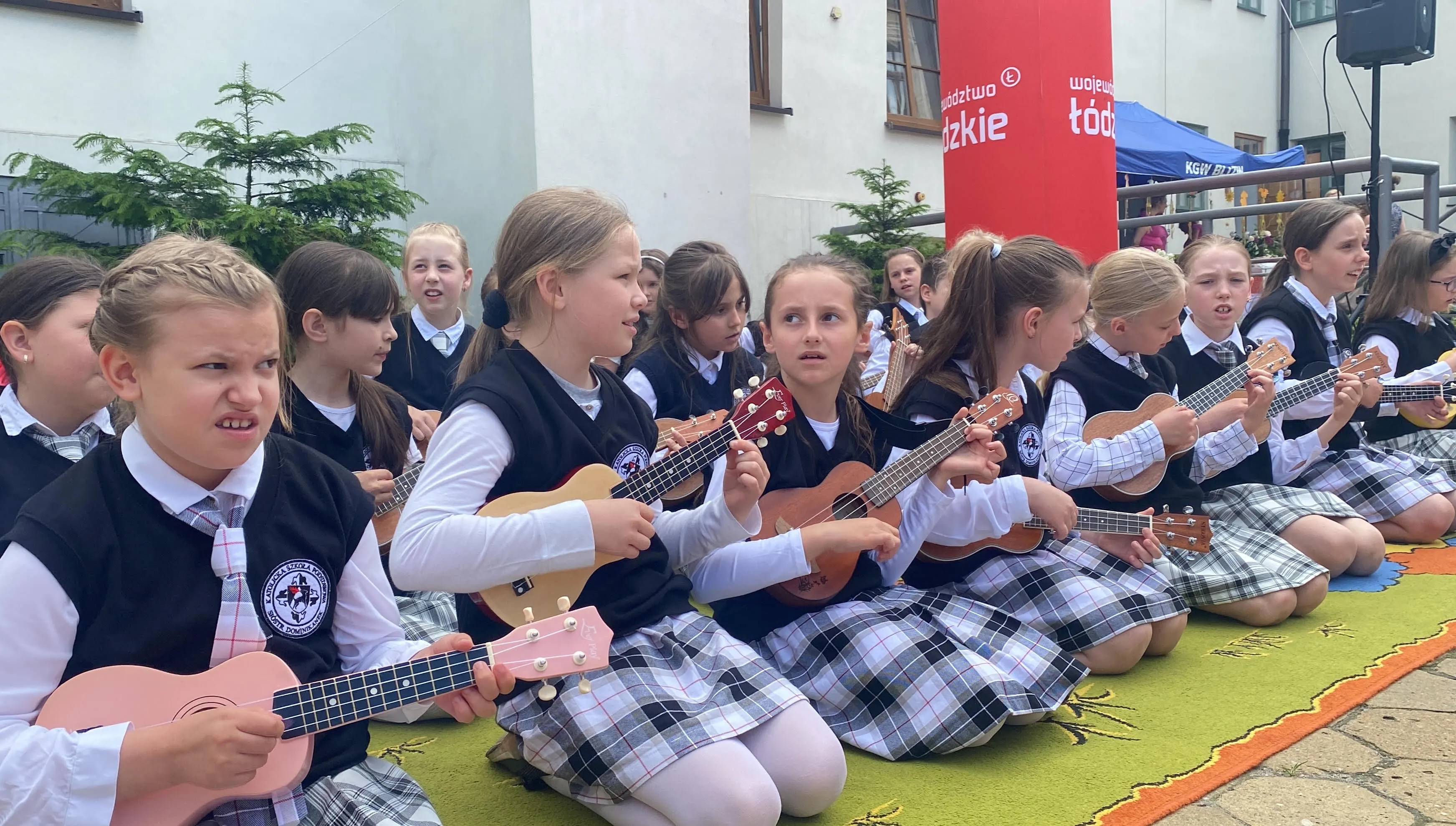 „Przybij 5 i baw się z nami!” Radosny festyn szkoły i przedszkola Sióstr Dominikanek w Piotrkowie Trybunalskim 