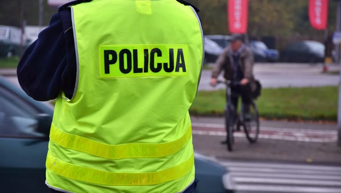 Pijany jechał rowerem. Zrobił fikołka i uderzył w radiowóz