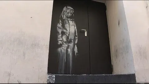 Ukradli drzwi z paryskiego klubu Bataclan ze słynną pracą Banksy'ego. Osiem osób usłyszało wyroki