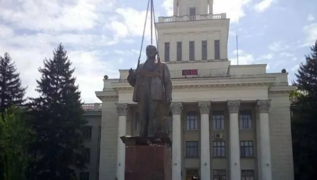 Ukraińcy robią w swoim kraju "puszkinopad", a okupanci - gdzie tylko się da - stawiają pomniki... Lenina