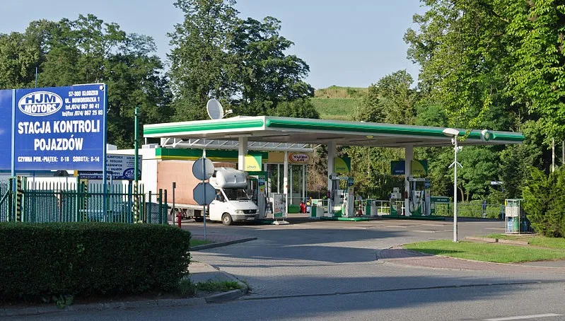 Na początek wakacji 95-tka tanieje