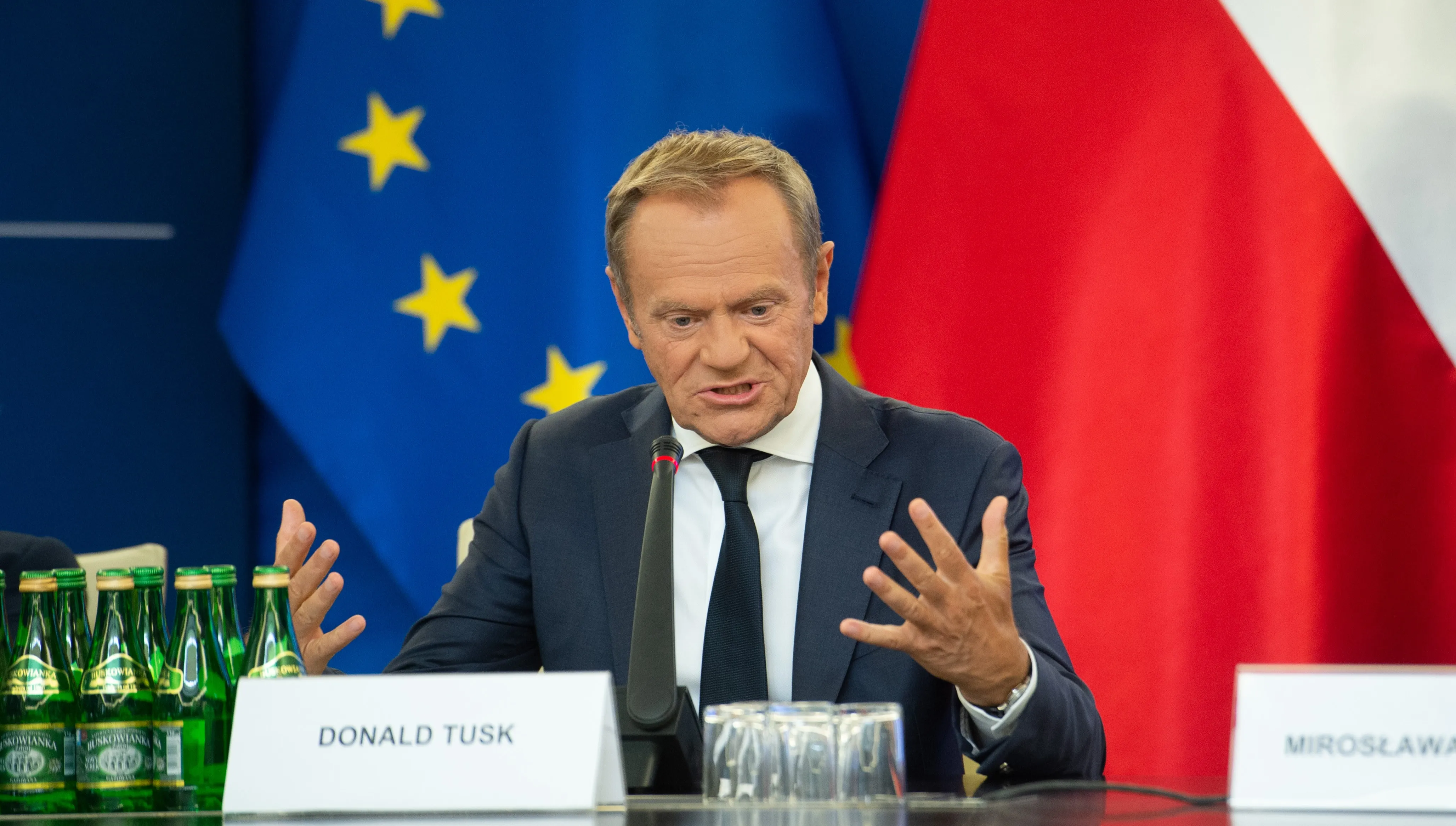 Tusk jeździ po kraju, a wyniki KO w sondażach nadal nieszczególne. Liderem strat - partia Hołowni