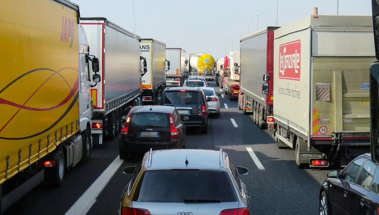 Ciężarówka uderzyła w barierki na ekspresówce