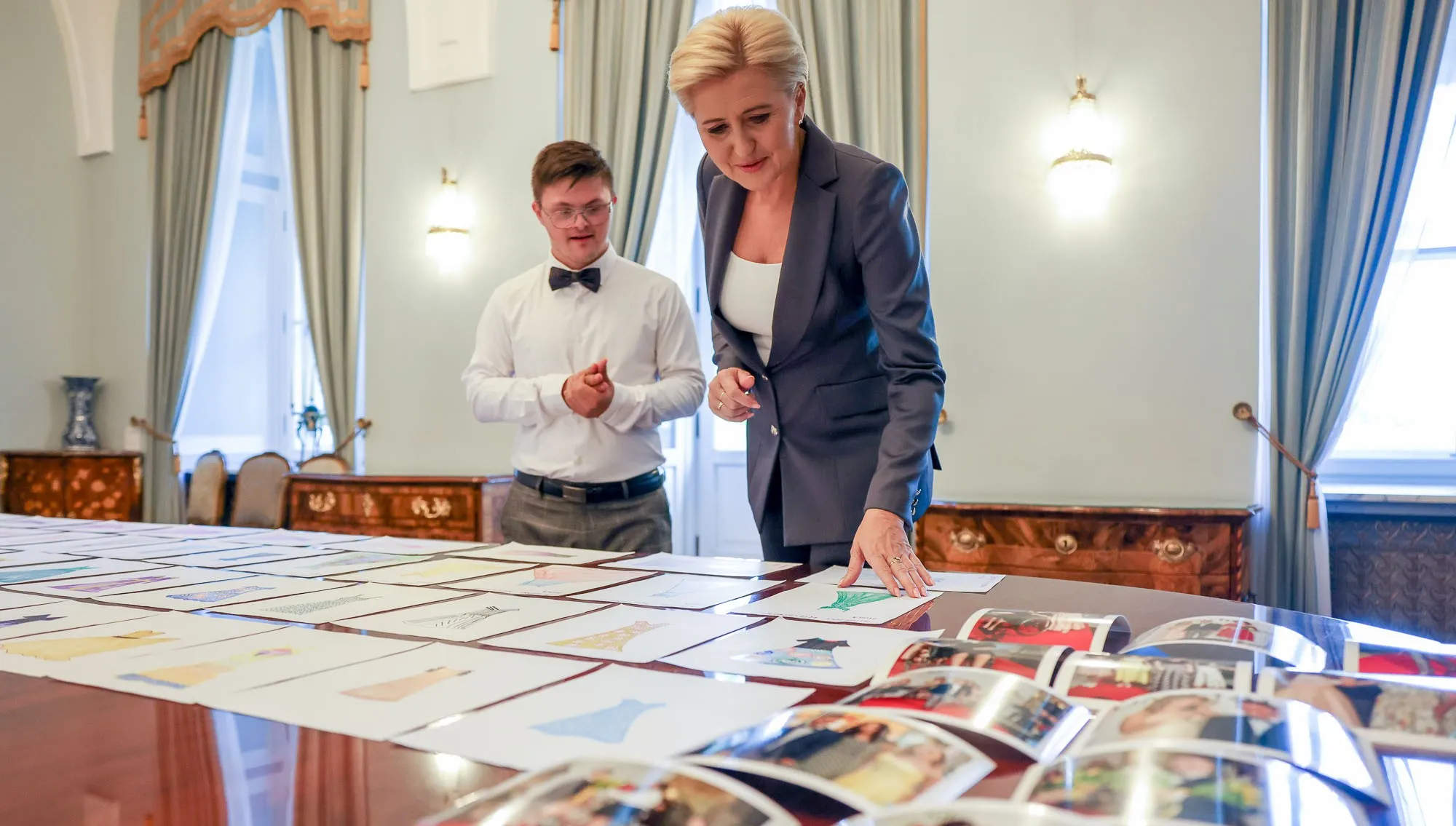 Projektant mody z zespołem Downa odwiedził Pierwszą Damę. Podarował jej też suknię