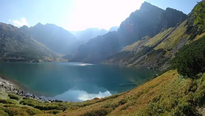 Tłumy turystów w Tatrach. Oblężone Morskie Oko, kolejki na Giewont
