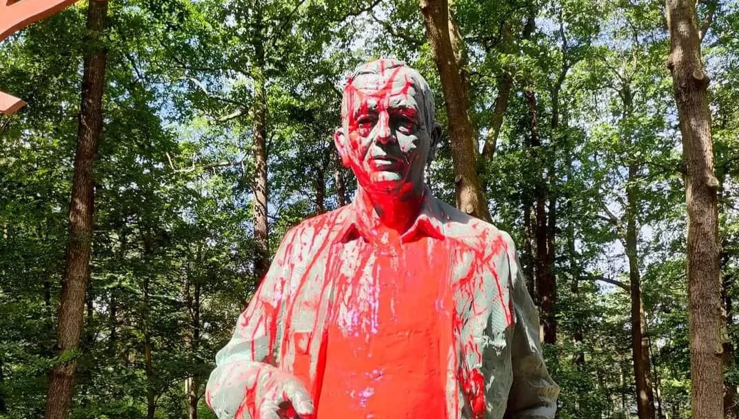 Nieznany sprawca zdewastował pomnik Jana Szyszki. Oblano go czerwoną farbą