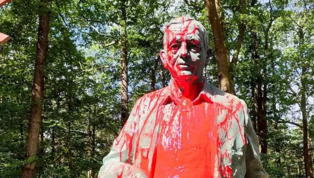 Pomnik Szyszki oblany farbą. Burmistrz sam go wyczyścił! 