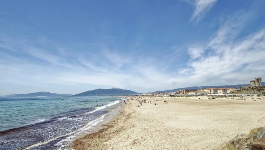 Zakaz słuchania muzyki, robienia zamków z piasku... Ostre kary za złamanie przepisów na plażach