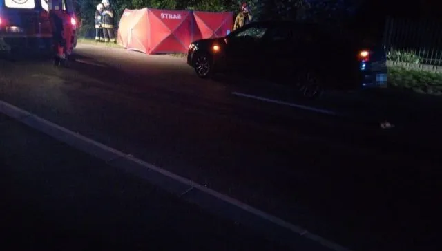 Niósł kobietę na rękach, zginął pod kołami