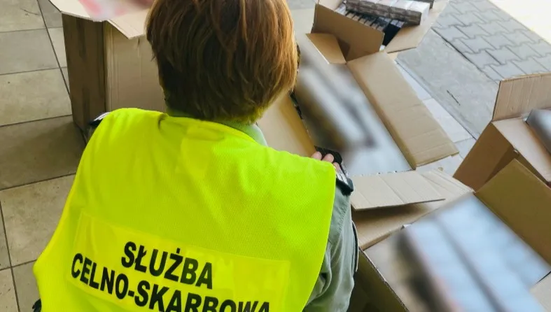 80-latek trzymał w garażu dziesiątki tysięcy nielegalnych papierosów 