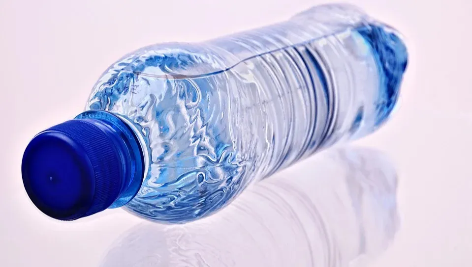 Okupanci rozdają mieszkańcom Mariupola wodę z bakteriami