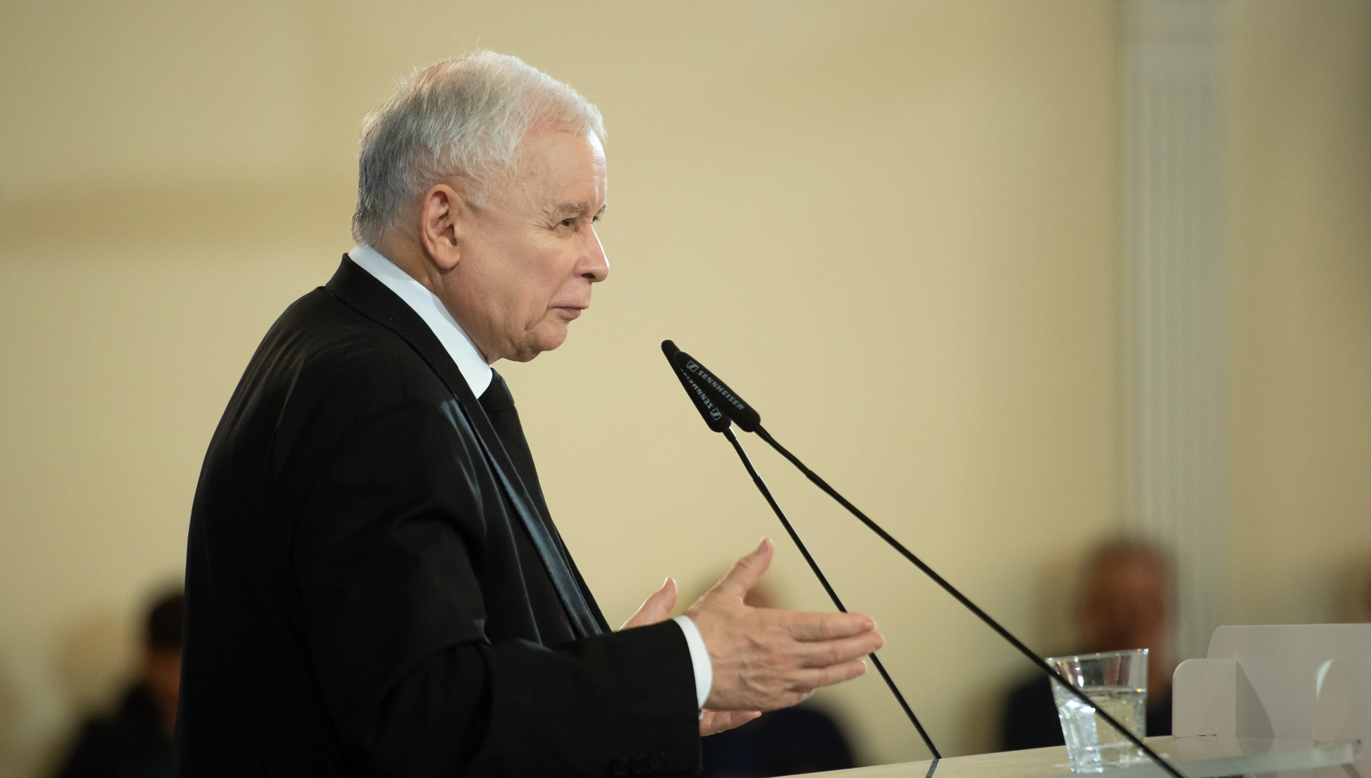 Hejterzy pojawili się, gdy Kaczyński chciał uczcić pamięć swojej matki. Sąd umorzył postępowanie