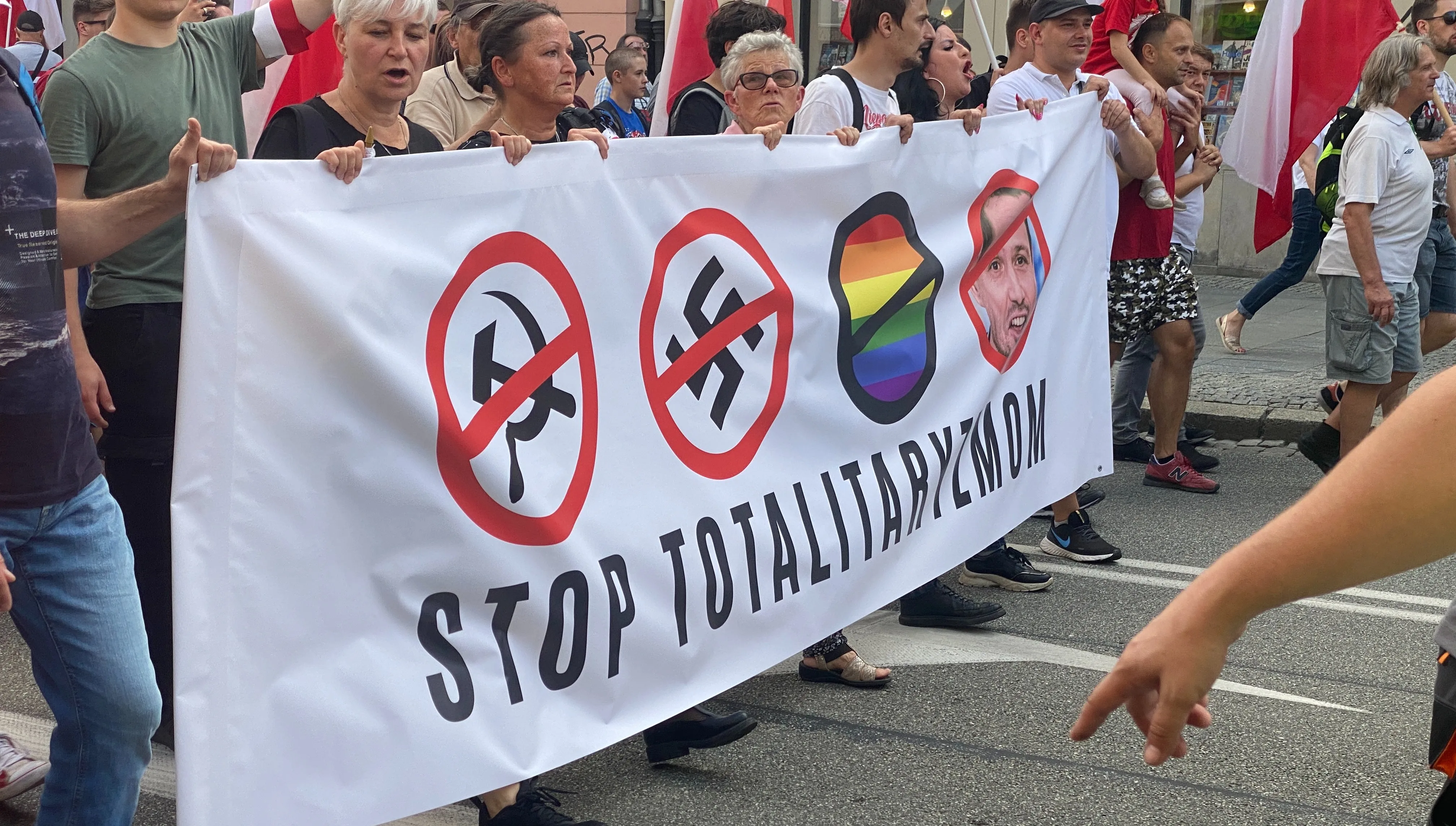 Marsz Powstania Warszawskiego idzie ulicami stolicy. Na jednym z banerów... przekreślona twarz Trzaskowskiego