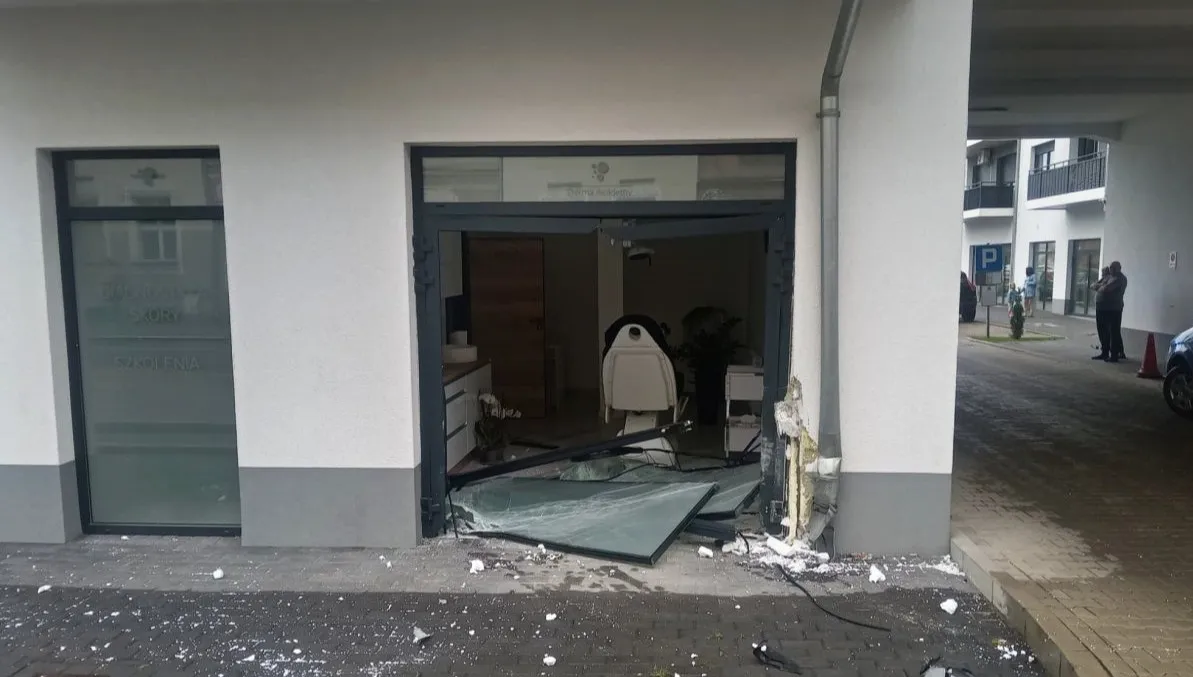 Wjechał w salon kosmetyczny. Miał 1,3 promila