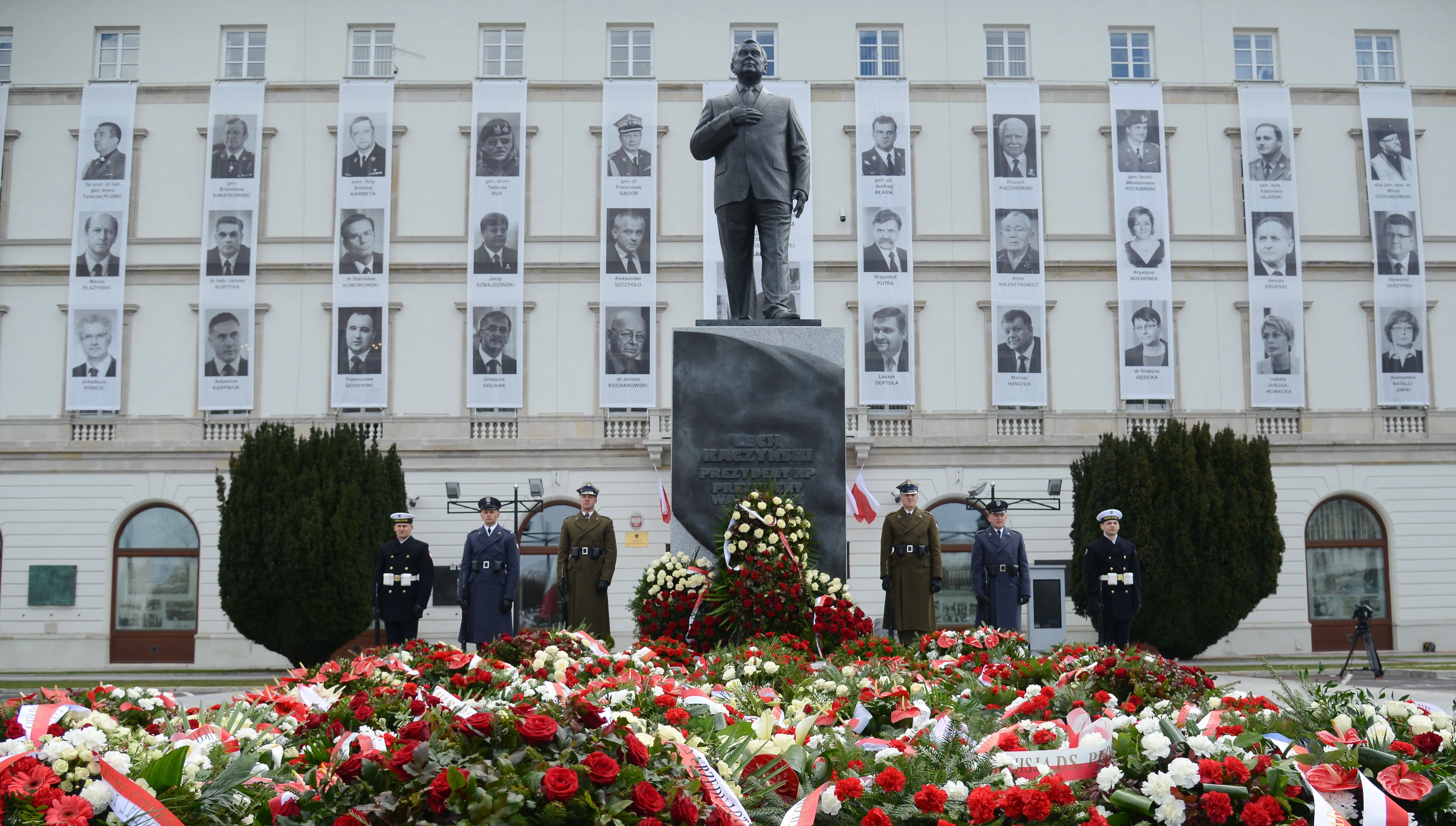 Politycy PiS złożyli kwiaty przed pomnikiem L. Kaczyńskiego