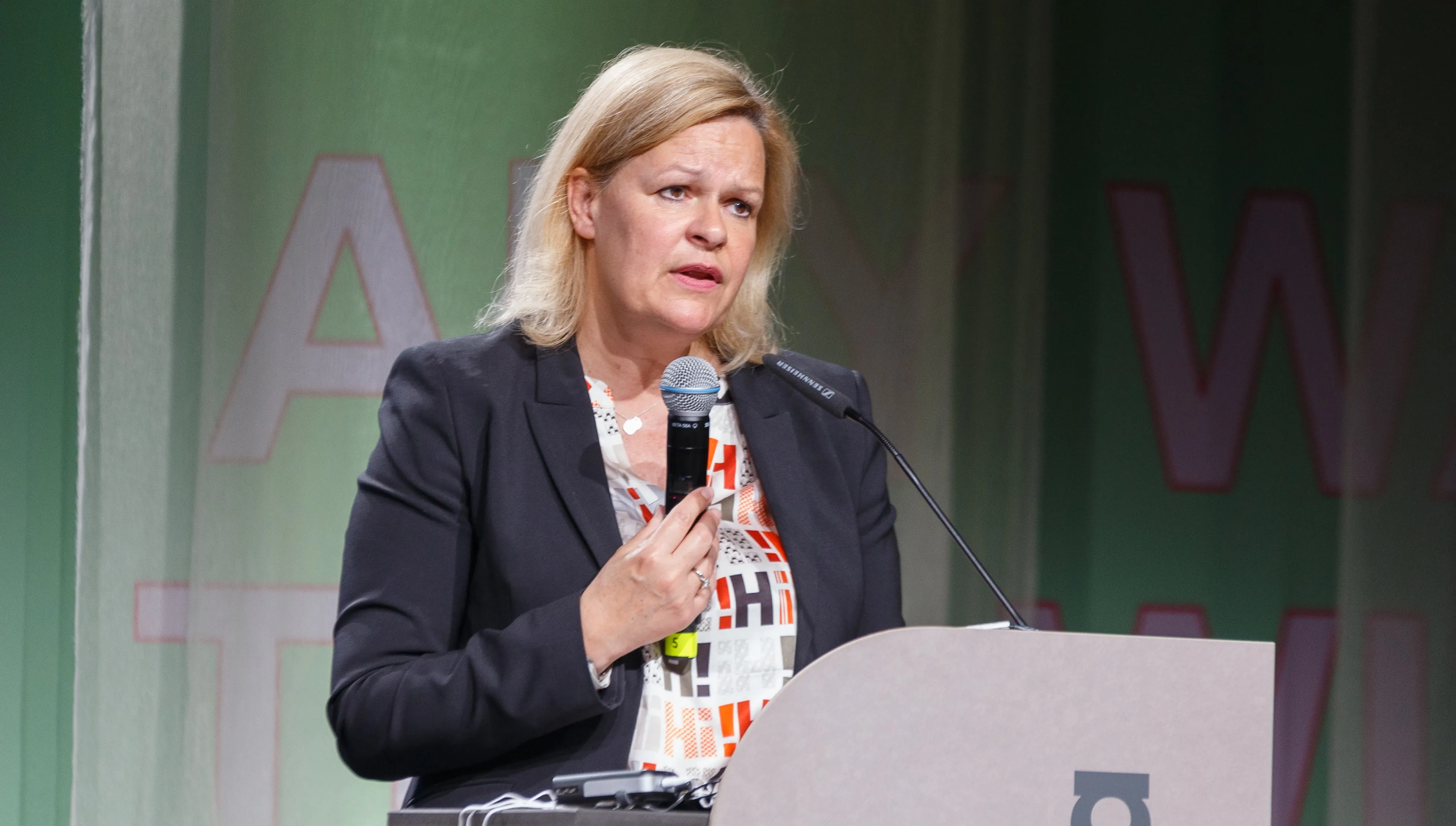 W Niemczech skandal goni skandal. Minister przeprasza za "szampańskie" zdjęcie w Kijowie