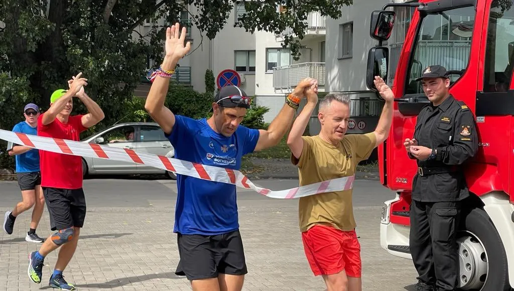 "Otworzyliście swoje domy i serca". Strażak z Ukrainy, by podziękować Polsce, przebiegł... 830 km