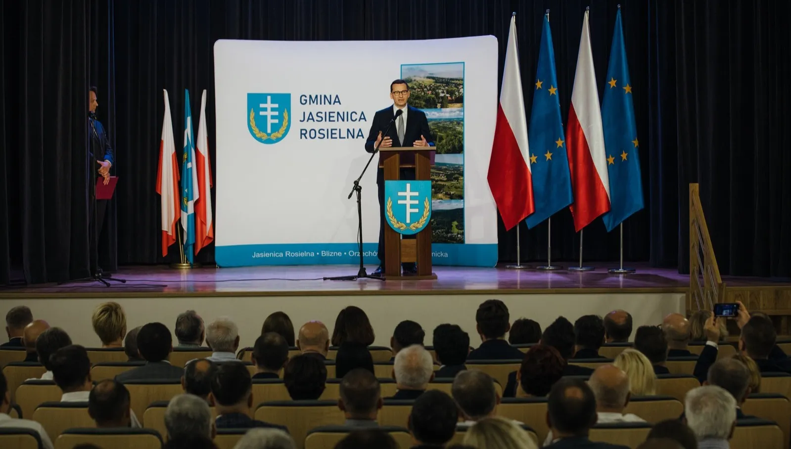 Premier: "Niektórzy próbują wbić klin między rząd a samorząd"