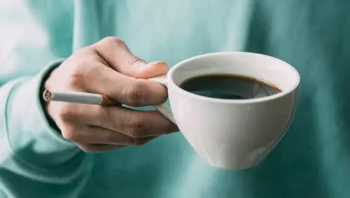 Rytuał palaczy. Dlaczego muszą łączyć pierwszego porannego papierosa z kawą?