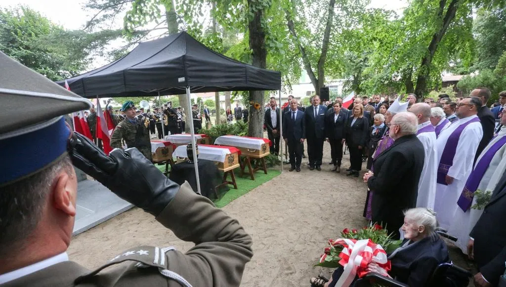 Ich szczątki IPN odnalazł w 2019 r. Dziś polskie więźniarki KL Ravensbrück spoczęły na cmentarzu