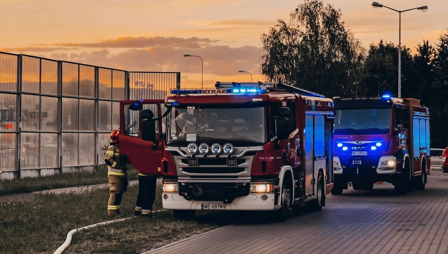 Płonie blok mieszkalny w Warszawie. Ewakuowano kilka osób