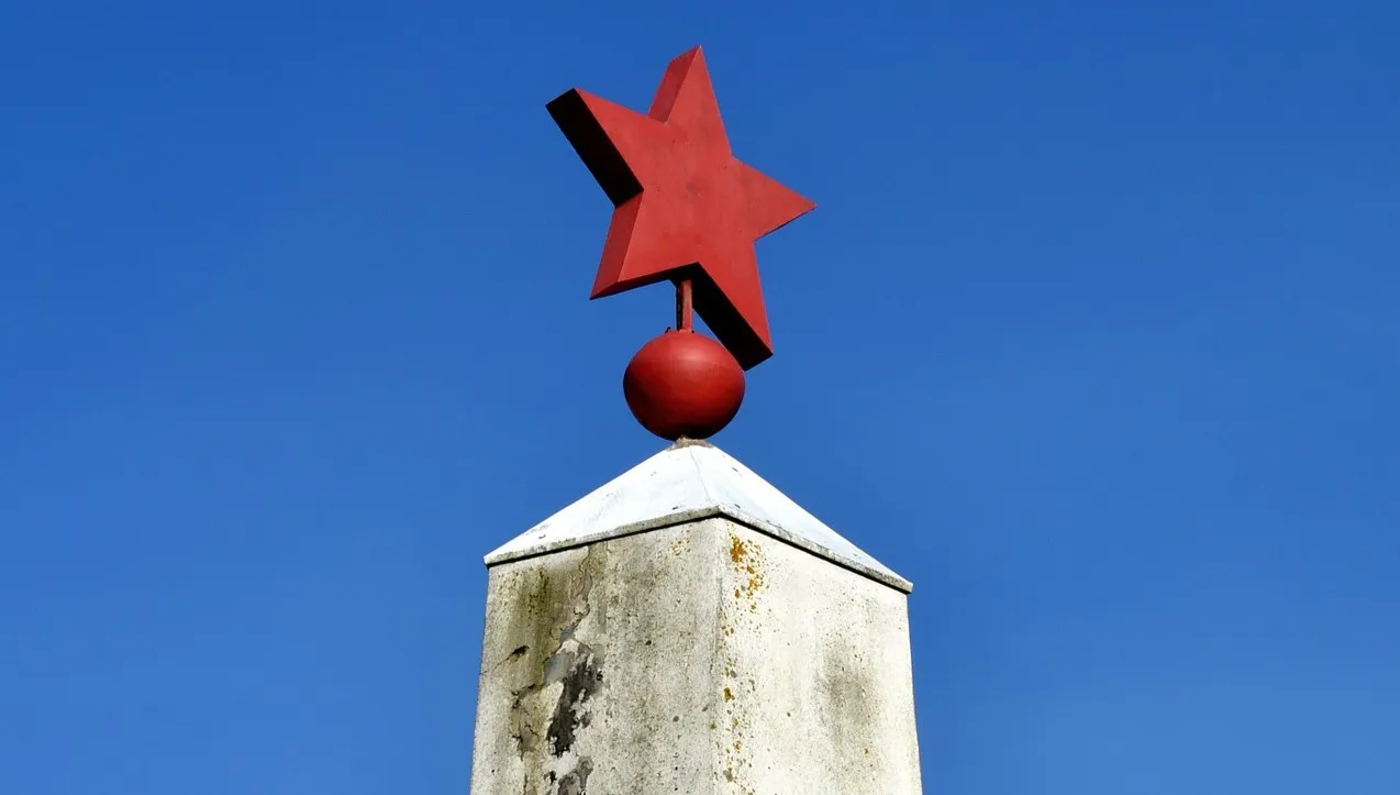 Estończycy robią porządek z sowieckimi monumentami