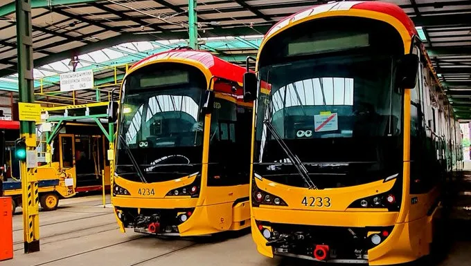 "Warszawiacy skarżą się, że w tramwajach hyundai jest za mało miejsc siedzących"