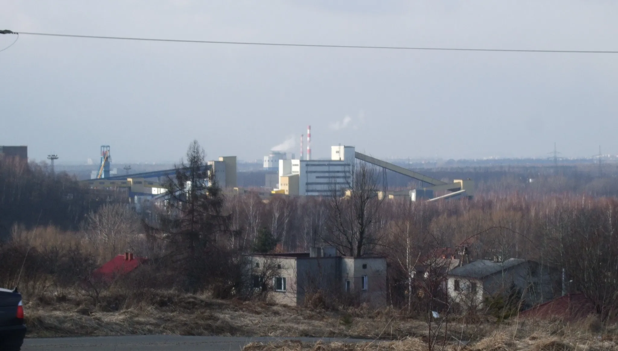 Zakład Górniczy Sobieski w Jaworznie, za kopalnią widoczne kominy i chłodnia Elektrowni Jaworzno II.