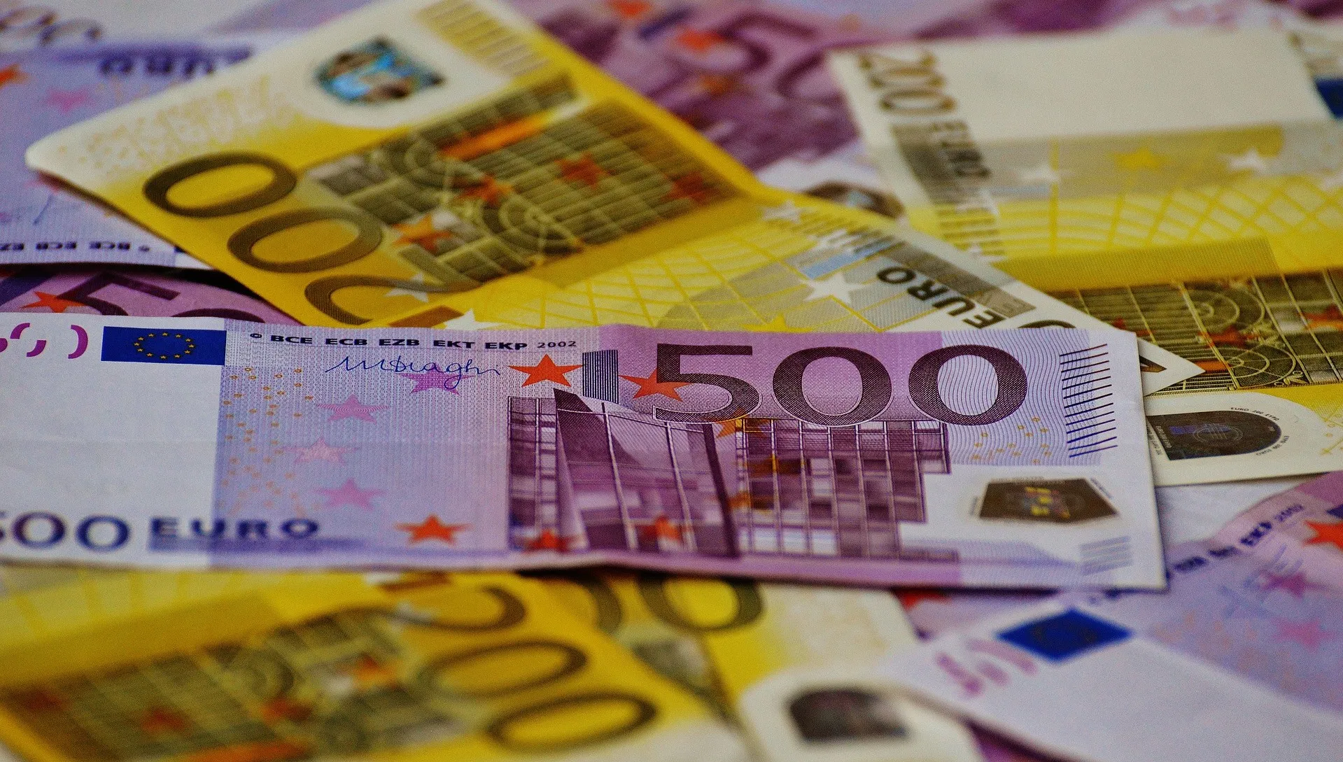Rosjanie zakopują euro w fińskich lasach