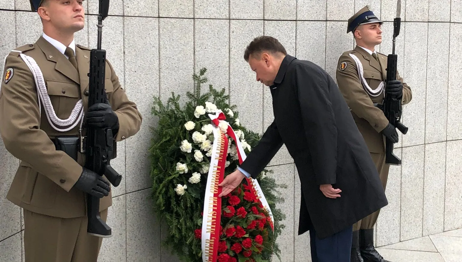 83. rocznica powstania Polskiego Państwa Podziemnego. Szef MON złożył wieńce
