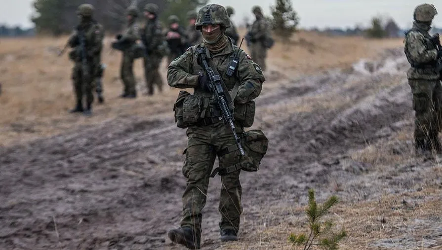 Szef MON o dodatku służbowym 450 zł dla żołnierzy