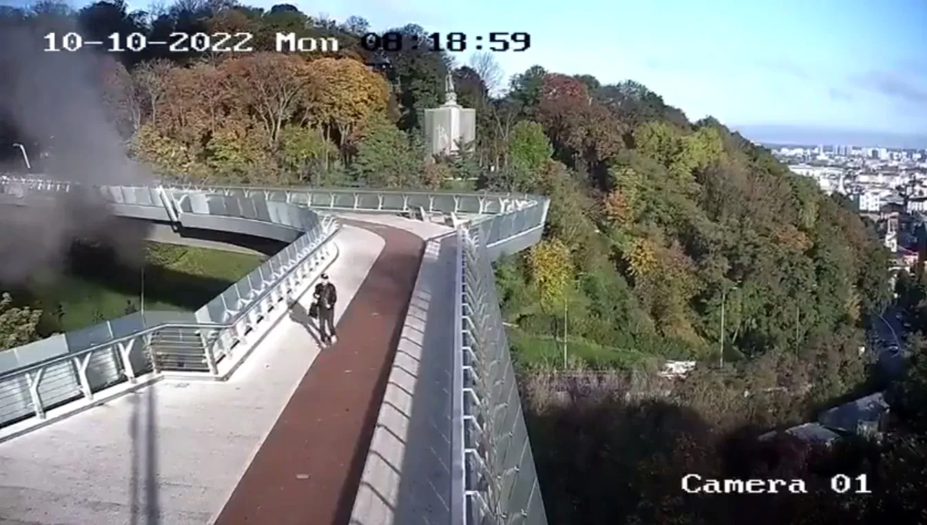 Mężczyzna uciekł ze szklanego mostu w Kijowie ostrzelanego rosyjską rakietą. WIDEO