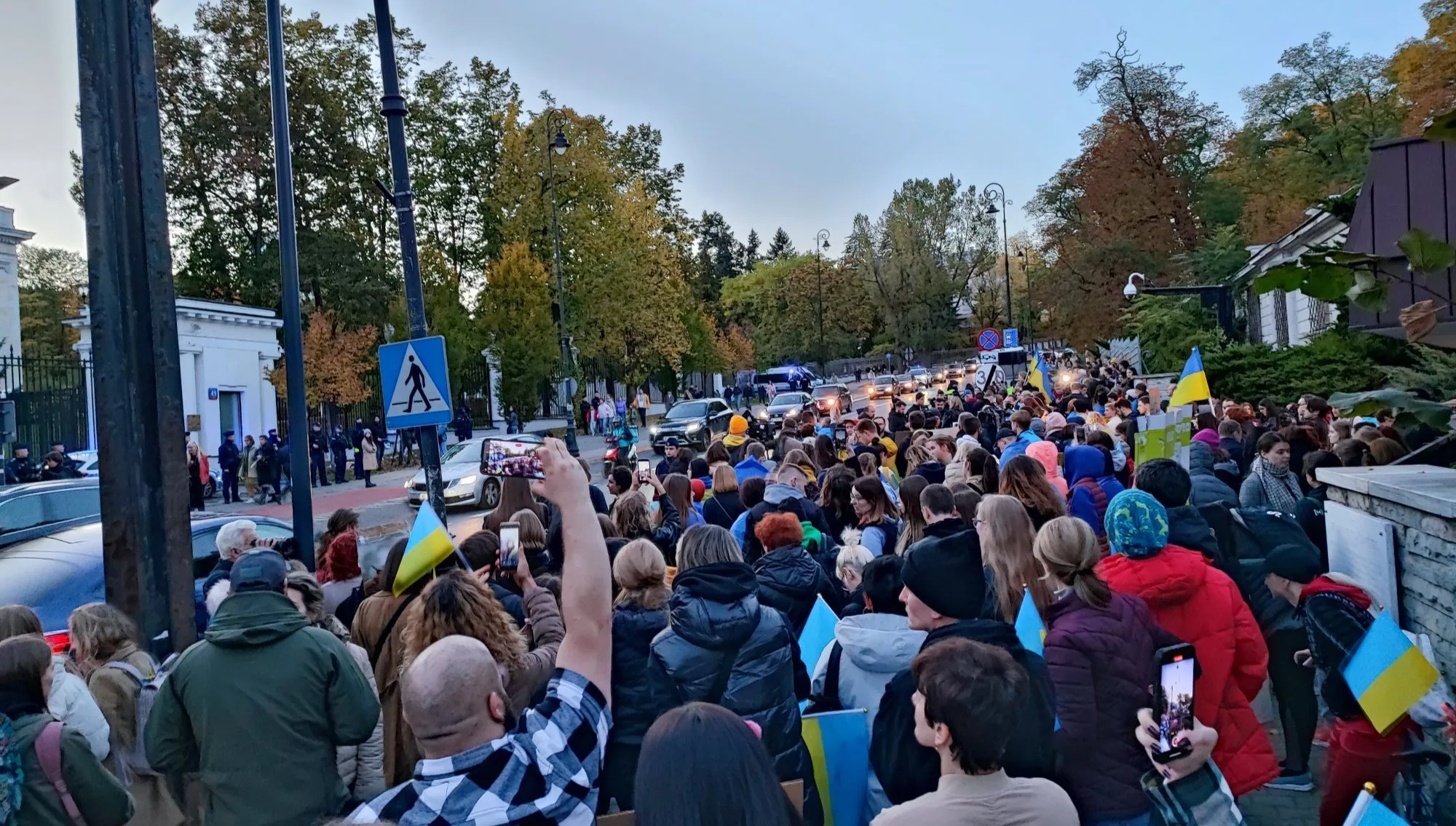 Protest przed ambasadą Rosji w Warszawie przeciw agresji na Ukrainę. "Putin bandyta" [WIDEO]