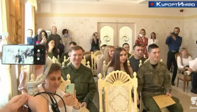 Miłość, czy kuszące benefity? Poborowi na wojnę na Ukrainie wzięli... zbiorowy ślub