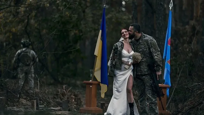 Słynna ukraińska snajperka wyszła za mąż. Ceremonia odbyła się... na linii frontu