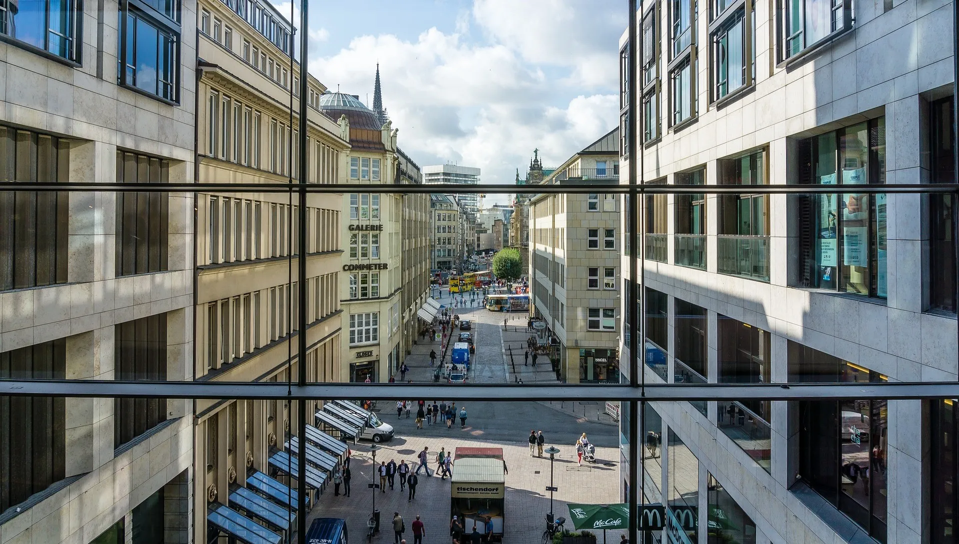 Ponad 100 swastyk wymalowanych na szkole w Hamburgu