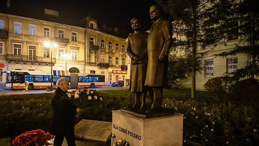 Prezes PiS złożył kwiaty pod pomnikiem Marii i Lecha Kaczyńskich 
