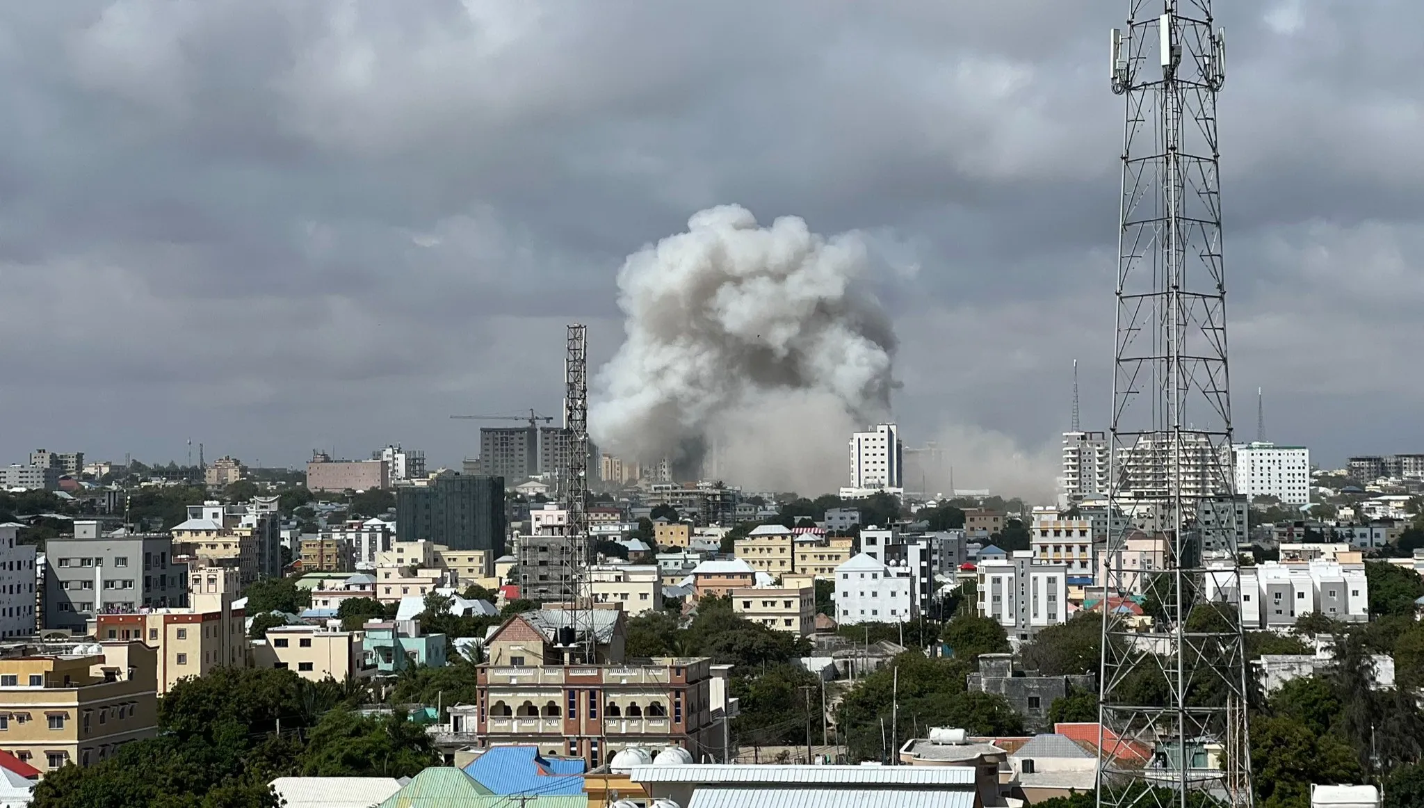 Zamachy terrorystyczne w Somalii. Zginęło co najmniej 100 osób