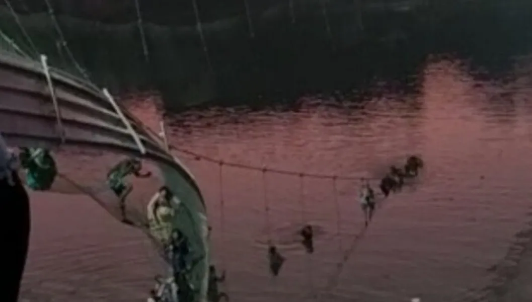 Wzrosła liczba ofiar zawalenia się mostu w stanie Gudźarat